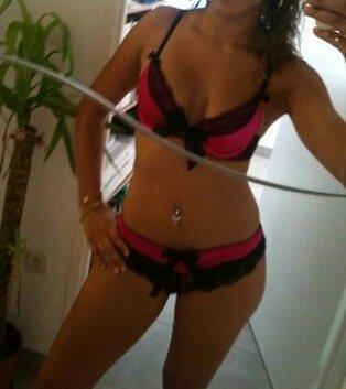 Jolie Mel disponible pour moment caline